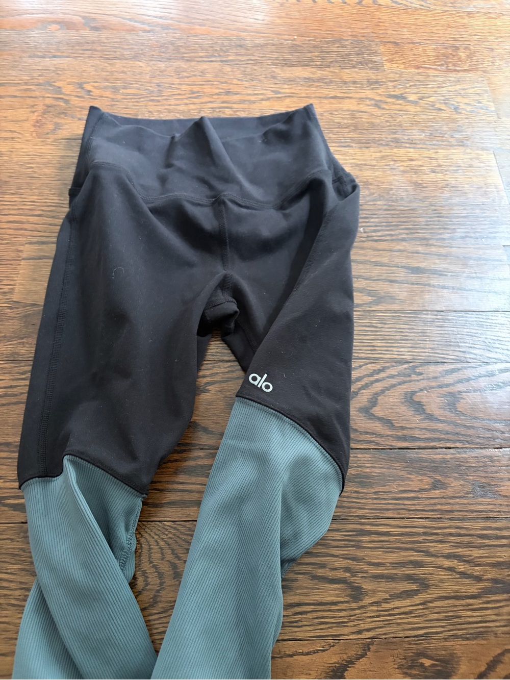 ALO Yoga Black and Blue Colorblock Leggings